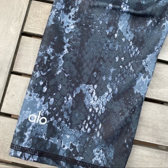 Alo Airbrush Capri Leggings - Picture 5 of 9